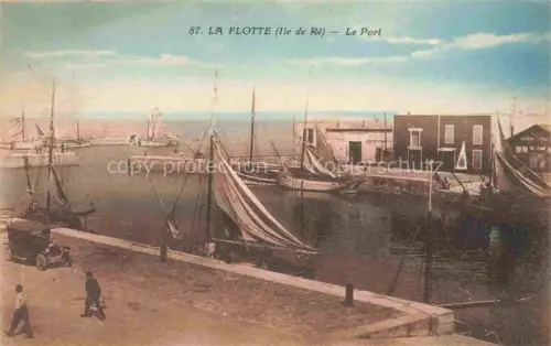 AK / Ansichtskarte La Flotte-en-Re Ile-de-Re La Rochelle 17 Charente-Maritime Le-Port Fischerboote Segelboote Kai Maenner Auto Mole