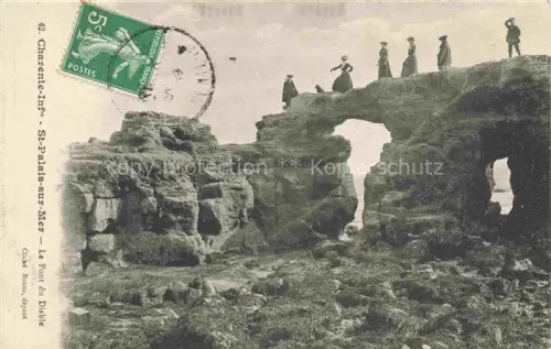AK / Ansichtskarte ST-PALAIS-SUR-MER 17 Charente-Maritime Pont-du-Diable Felsboegen Kuestenlandschaft Meer Felsen Spaziergaenger Naturbruecke
