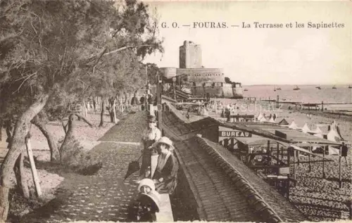 AK / Ansichtskarte FOURAS-LES-BAINS 17 Charente-Maritime La-Terrasse Sapinettes Fort Strand Strandkabinen Meer Spaziergaenger Baeume