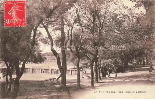 AK / Ansichtskarte FOURAS-LES-BAINS 17 Charente-Maritime Sous-les-Tamarins Tamarindenallee Promenade Spaziergaenger Baeume Meer Park