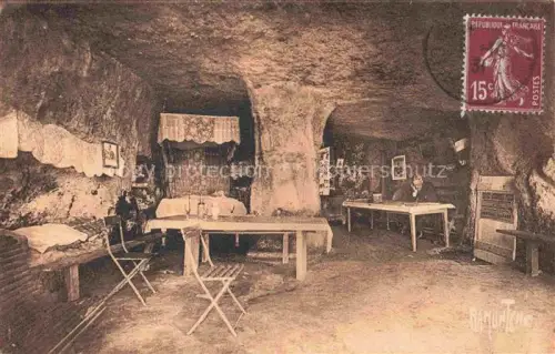 AK / Ansichtskarte Meschers-sur-Gironde Saintes 17 Charente-Maritime Grotte-des-Fontaines Grotte-habitée Hoehlenwohnung Tisch Stuehle Hoehle Bewohner