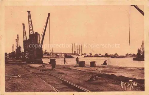 AK / Ansichtskarte Rochefort-sur-Mer 17 Charente-Maritime Port-de-Rochefort Hafen Kran Ladearbeiter Segelschiff Gleise Industriehafen