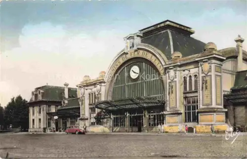 AK / Ansichtskarte Rochefort-sur-Mer 17 Charente-Maritime Gare Chemins-de-Fer-de-l État Bahnhof Uhr Auto Vordach Fassade