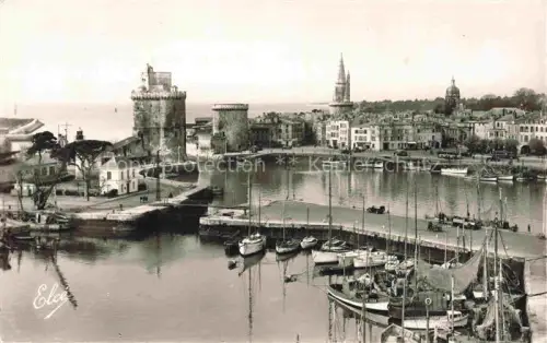 AK / Ansichtskarte LA ROCHELLE 17 Charente-Maritime Bassin Port Tour-Saint-Nicolas Tour-de-la-Chaîne Hafen Segelboote Fischerboote Kirche Stadtpanorama