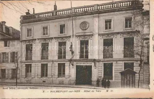AK / Ansichtskarte Rochefort-sur-Mer 17 Charente-Maritime Hôtel-de-Ville Rathaus Fassade Balustrade Baeume Flagge Soldaten
