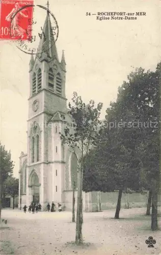 AK / Ansichtskarte Rochefort-sur-Mer 17 Charente-Maritime Eglise-Notre-Dame Kirche Kirchturm Gotik Baeume Kirchgaenger