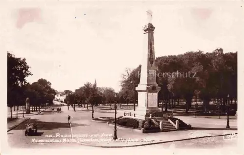 AK / Ansichtskarte Vaux-sur-Mer Rochefort 17 Charente-Maritime Monument-aux-Morts Kriegerdenkmal Obelisk Park Baeume Laternenpfahl Automobil Allee Platz