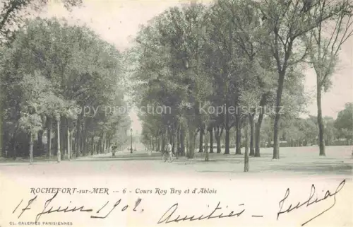 AK / Ansichtskarte Vaux-sur-Mer Rochefort 17 Charente-Maritime Cours-Roy-Bry Cours-d Ablois Baumallee Promenade Fahrrad Laternenpfahl Passanten Baeume