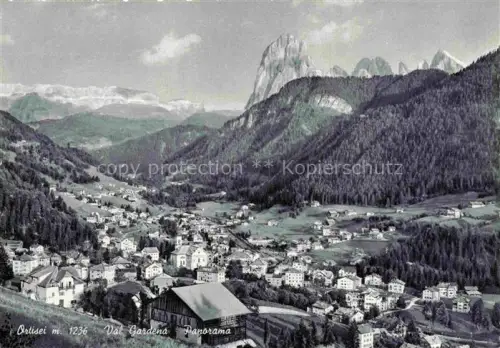 AK / Ansichtskarte Ortisei St Ulrich Groednertal IT Val-Gardena Groednertal Dolomiten Geislerspitzen Kirchturm Ortschaft Wald Berge