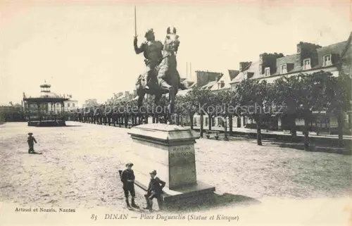 AK / Ansichtskarte DINAN 22 Cotes-d Armor Place Duguesclin Statue et Kiosque