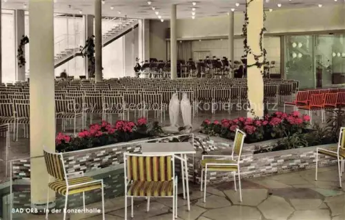 AK / Ansichtskarte Orb BAD ORB Hessen Konzerthalle Stuehle Buehne Orchester Blumenbeete Skulptur Innenraum Treppe Saeulen