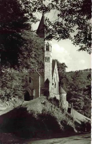 AK / Ansichtskarte Schlangenbad Taunus Hessen Ev-Christuskirche Kirchturm Uhr Waldhang Taunus Kurort Gotisch-Romanische-Architektur Baeume