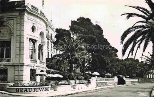 AK / Ansichtskarte Saint-Raphael  83 Var Hôtel-Beau-Rivage Hotel Palmen Promenade Côte-d Azur Strandpromenade Sonnenschirme
