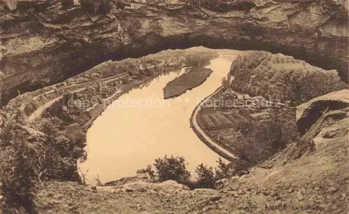 AK / Ansichtskarte Lustin-sur-Meuse Namur Belgie La-Lunedo Maas Flussschleife Felstor Hoehle Tal Eisenbahn Insel