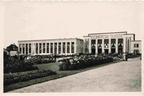 AK / Ansichtskarte LAUSANNE VD Comptoir-Suisse Messehalle Art-Déco Garten Blumenbeete Besucher Saeulen Ausstellung