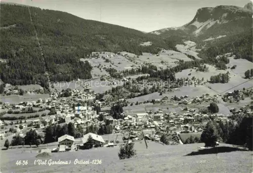 AK / Ansichtskarte Ortisei St Ulrich Groednertal IT Ortisei Val-Gardena Groednertal Stadtpanorama Dolomiten Luftaufnahme Waelder Bergdorf Seilbahn