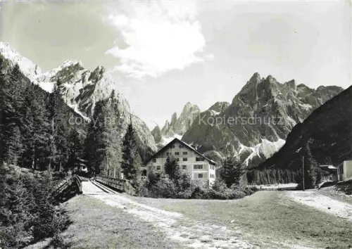 AK / Ansichtskarte Fischleintal Fischleinthal Val Fiscalina Suedtirol IT Fischleintal Hotel-Dolomitenhof Val-Fiscalina Sexten Dolomiten Bergtal Felsnadeln Wald Bruecke