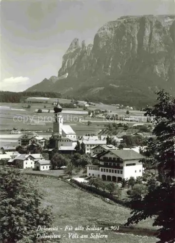 AK / Ansichtskarte Fie allo Sciliar Voels Schlern Bolzano IT Dolomiten Dorf Kirche Zwiebelturm Felswand Bergmassiv Wiesen