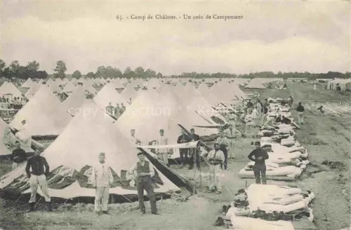AK / Ansichtskarte Camp de Chalons Chalons-en-Champagne 51 Marne Un coin de Campement