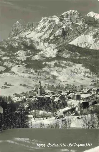 AK / Ansichtskarte Cortina d Ampezzo Veneto IT Le-Tofane Dolomiten Winterlandschaft Schnee Kirchturm Skigebiet Dorfansicht Talkessel