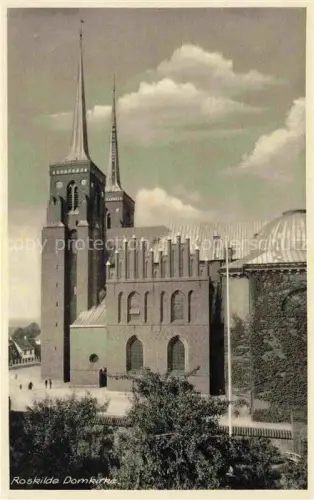 AK / Ansichtskarte Roskilde DK Domkirke Dom Backsteinkirche Gotik Tuerme Kirchturm