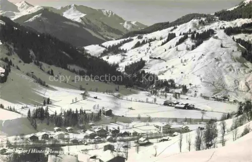 AK / Ansichtskarte Saalbach -Hinterglemm Pinzgau-Pongau AT Winterlandschaft Skigebiet Bergdorf Schnee Berge Wald Tal Pisten