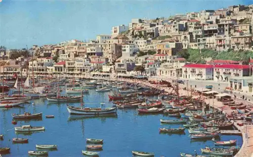 AK / Ansichtskarte Piree Pireus Pireo Piraeus Greece Tourkolimano Hafen Boote Segelboote Haeuser Huegel Piraeus Griechenland