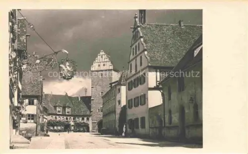 AK / Ansichtskarte DINKELSBueHL Torturm Altstadt Wirtshausschild Wappenadler Fachwerk Strassenszene historisch Mittelalter