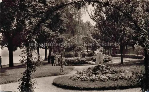 AK / Ansichtskarte Boppard Rhein Rheinland-Pfalz Rheinanlagen Stadtpark Rhein Spaziergaenger Baeume Beete Promenade