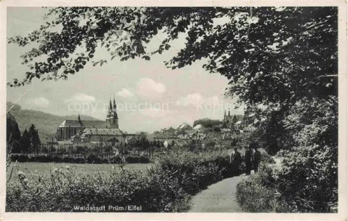 AK / Ansichtskarte Pruem Eifel Rheinland-Pfalz Basilika Kirchturm Spazierpfad Baeume Haeuser Waldstadt