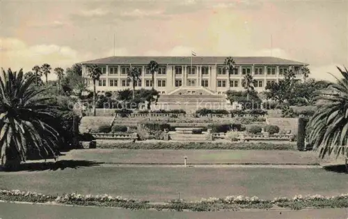 AK / Ansichtskarte Klein-Windhoek Tintenpalast Regierungsgebaeude Palmen Terrasse Garten Rasen Flagge