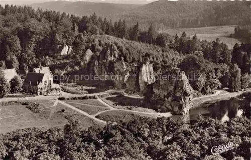 AK / Ansichtskarte Externsteine Detmold Lippe NRW Externsteine Felsen Teutoburger-Wald Kapelle Teich Waldlandschaft