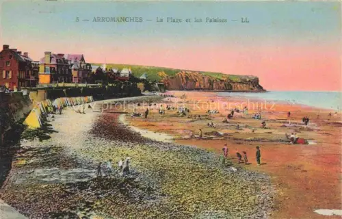 AK / Ansichtskarte Arromanches-les-Bains Bayeux 14 Calvados Vue générale de la plage et les falaises