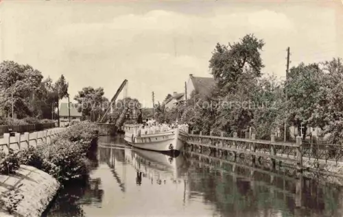 AK / Ansichtskarte Storkow Mark Brandenburg Schleuse Fahrgastschiff Kanal Klappbruecke Baeume Wohnhaeuser Spazierweg Passagiere