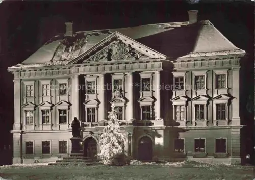 AK / Ansichtskarte Lauingen Donau Bayern Rathaus Nachtaufnahme Weihnachtsbaum Klassizismus Statue Fassade Winter