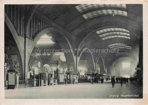 AK / Ansichtskarte LEIPZIG Sachsen Hauptbahnhof Bahnhofshalle Gewoelbe Passanten Innenraum Bahnsteig