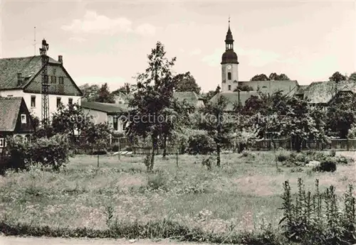 AK / Ansichtskarte Walddorf Oberlausitz Sachsen Dorfansicht Kirche Kirchturm Gaerten Haeuser Baeume