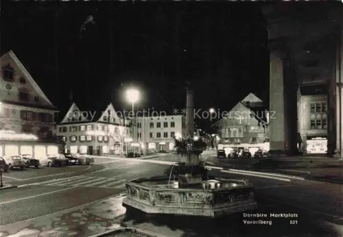 AK / Ansichtskarte Dornbirn Vorarlberg AT Marktplatz Brunnen Nachtaufnahme Altstadt Brunnen Autos Kirche Vorarlberg-Tracht
