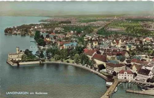 AK / Ansichtskarte Langenargen Bodensee Fliegeraufnahme Schloss Hafen Seeufer Ortschaft Kirche Halbinsel