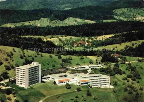 AK / Ansichtskarte Gengenbach Schwarzwald BW Klinik-Kinzigtal Sanatorium Luftaufnahme Huegel Wald Tal Hochhaus Ortenaukreis