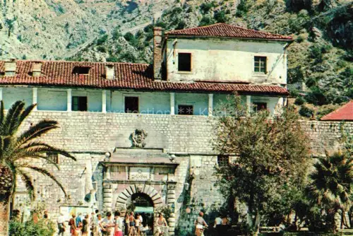 AK / Ansichtskarte KOTOR Cattaro Montenegro Gradska-Vrata Stadttor Stadtmauer venezianisch Berge Touristen Palmen Steinbau