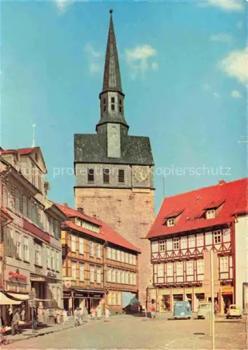 AK / Ansichtskarte Osterode  Harz Marktplatz Kirchturm Glockenturm Fachwerkhaeuser Geschaefte VW-Bus Altstadt Kopfsteinpflaster