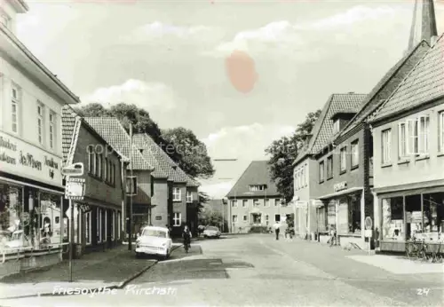 AK / Ansichtskarte Friesoythe Cloppenburg Niedersachsen Kirchstrasse Geschaefte Strassenszene Fahrrad Auto Kirchturm Passanten