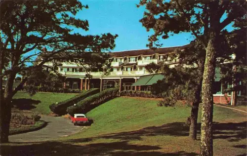 AK / Ansichtskarte Chatham Massachusetts USA Chatham-Bars-Inn Hotel Rasenflaeche Pinien Parkplatz Cape-Cod