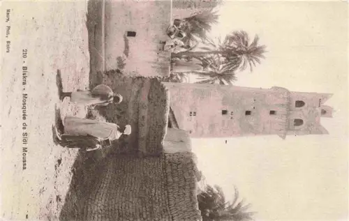AK / Ansichtskarte Biskra Algerie Mosquée-de-Sidi-Moussa Minarett Lehmbauten Palmen Arabische-Kinder Arabische-Personen Sandplatz