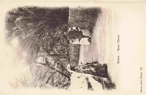 AK / Ansichtskarte Biskra Algerie Dans-l Oasis Palmen Lehmmauern Sandweg Arabische-Personen Oase