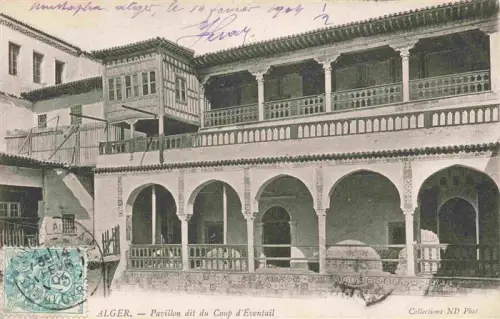 AK / Ansichtskarte Algier ALGER Algerie Pavillon-du-Coup-d Éventail Arkaden Innenhof Maurischer-Stil Balkon Holzgalerie Saeulen