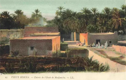 AK / Ansichtskarte Biskra Algerie Oasis-de-Medjeniche Lehmhaeuser Palmen Dorfeingang Frauen Wuestenoase Vieux-Biskra