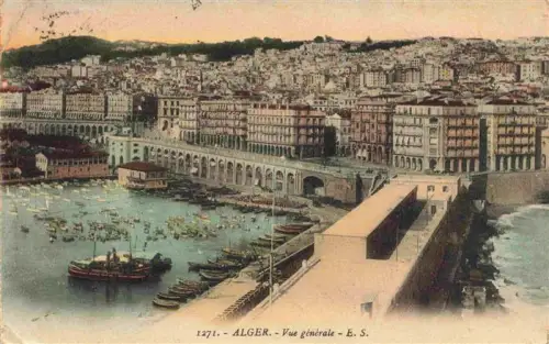 AK / Ansichtskarte ALGER  Algerie Hafen Boote Arkaden Kolonialgebaeude Stadthang Hafenmole Kaimauer Segelboote