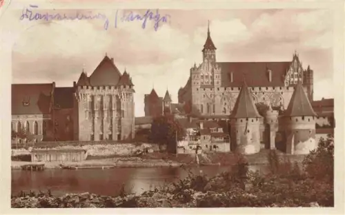 AK / Ansichtskarte Marienburg   Westpreussen MALBORK PL Deutschordensburg Hochschloss Mittelschloss Westseite Fluss Tuerme Backsteingotik Burganlage
